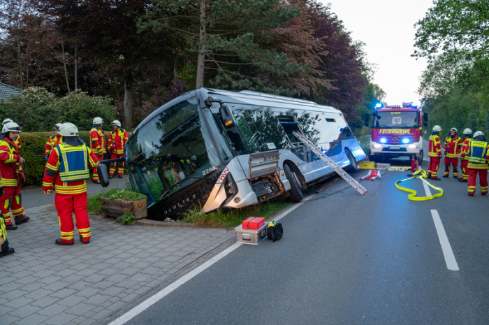 Feuerwehrleute stehen bei einem Linienbus, der von der Straße abgekommen und in einem Graben gelandet war. Foto: René Schröder/News5/dpa