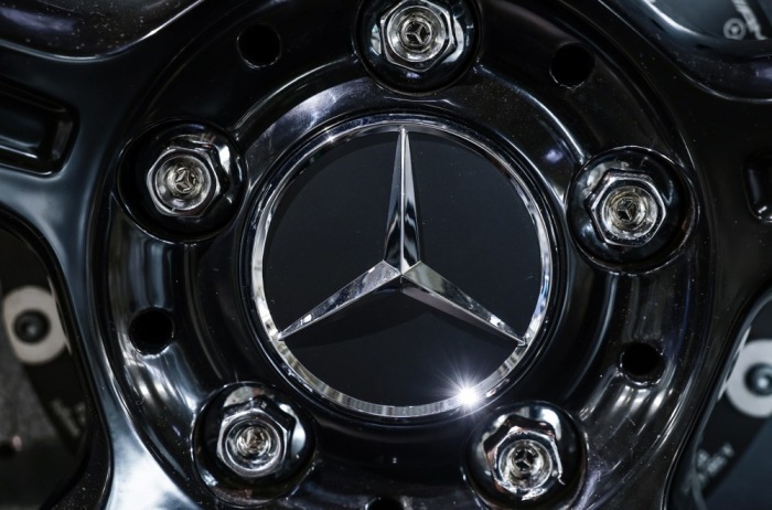 Das Logo von Mercedes-Benz am Werk in Berlin-Marienfelde, wo ein neuer Elektromotor in Serienproduktion gefertigt wird. Foto: EPA/Filip Singer