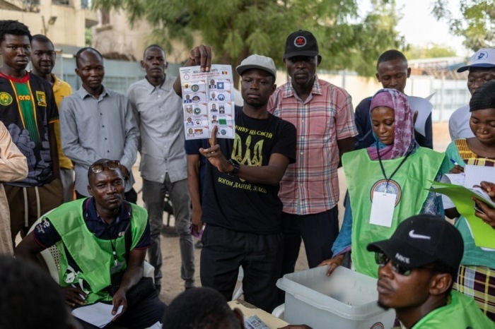 Wahlleiter zählen die Stimmzettel für die Präsidentschaftswahlen im Tschad. Foto: epa/Jerome Favre