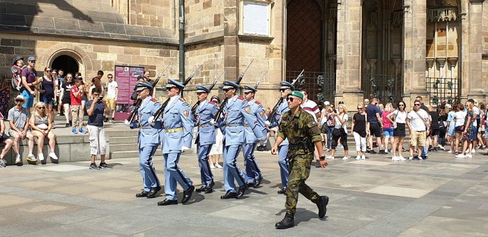 Militärkontrolle in der Prager Burg. Foto: Rüegsegger