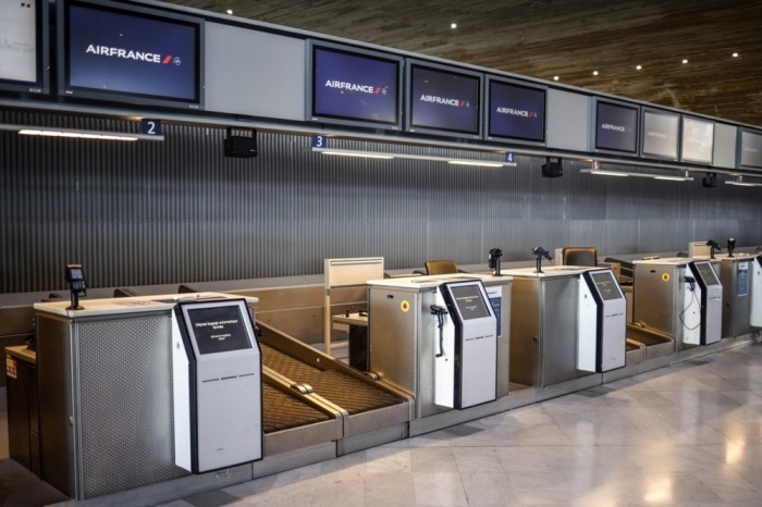 Leere Check-in-Schalter am Flughafen Charles de Gaulle während eines Streiks der französischen Fluglotsen. Foto: epa/Yoan Valat