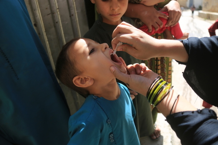 Ein Kind erhält eine Dosis Anti-Polio-Impfstoff. Afghanistan hat eine landesweite Impfkampagne gegen das Poliovirus angekündigt. Foto: Saifurahman Safi/Xinhua/dpa