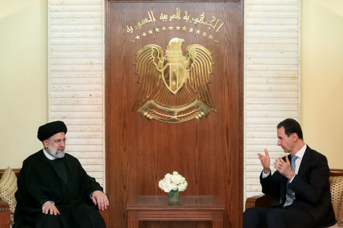 Ebrahim Raisi (l), Präsident des Iran, spricht bei einem Treffen mit Baschar al-Assad, Präsident von Syrien, vor der Abreise aus Damaskus. Foto: Iranian Presidency/Zuma Press Wire/dpa