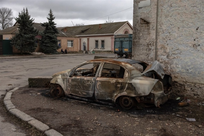 Ein Autowrack in der kürzlich zurückeroberten ukrainischen Stadt Snihurivka, Region Mykolaiv, Südukraine. Foto: epa/Roman Pilipey