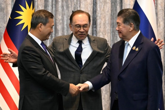 Kambodschas Premierminister Hun Manet (l.) und Thailands amtierender Premierminister Phumtham Wechayachai (r.) schütteln sich die Händenach einer Pressekonferenz im Anschluss an Gespräche über eine mögliche Waffenruhe. Foto: epa/Mohd Rasfan