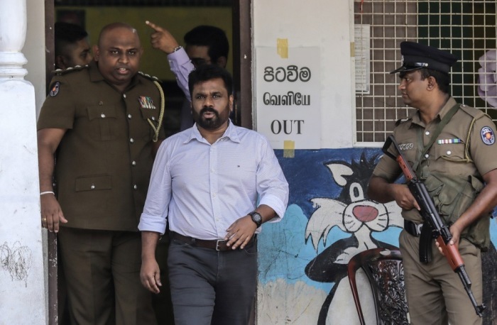 Anura Kumara Dissanayake (C), Präsidentschaftskandidat und Vorsitzender der Oppositionspartei National People's Power (NPP), verlässt ein Wahllokal in Colombo, nachdem er seine Stimme bei den Präsidentschaftswahl... Foto: epa/Chamila Karunarathne