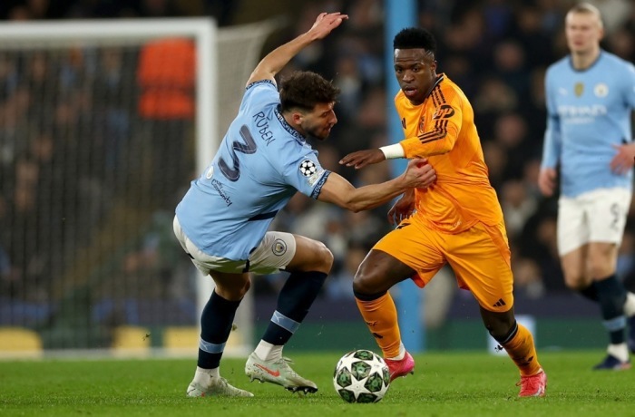 Ruben Dias (L) von Manchester City in Aktion gegen Vinicius Junior von Real Madrid. Foto: epa/Adam Vaughan