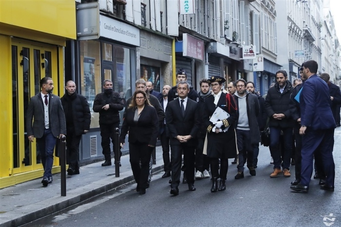 Der französische Innenminister Gerald Darmanin (C) besucht den Ort der Schießerei in der Rue d'Enghien in der Nähe eines kurdischen Kulturzentrums in Paris. Foto: epa/Teresa Suarez