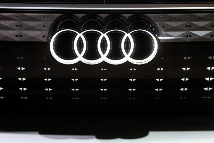 Audi-Logo bei der Eröffnung des Brussels Motor Show Autosalon 2023 in Brüssel, wo Hersteller neuesten Modelle präsentieren. Foto: EPA/Stephanie Lecocq