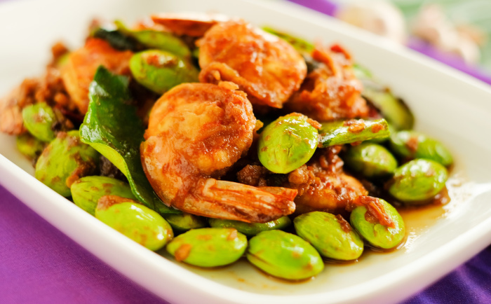 Sataw-Bohnen sorgen bei Pad Sataw Goong für den typischen Geschmack des Gerichts der südthailändischen Küche. Foto: Superheang168/Adobe Stock