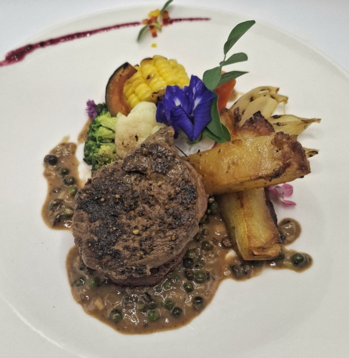 Das „Steak au Poivre“ wird mit Pfeffersauce, Kartoffel-Pavé und Gemüse serviert. Fotos: Vespresso Restaurant