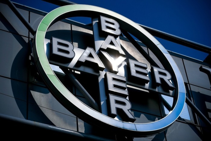 In Wuppertal ist das Logo des deutschen Pharmariesen Bayer AG zu sehen. Foto: epa/Sascha Steinbach