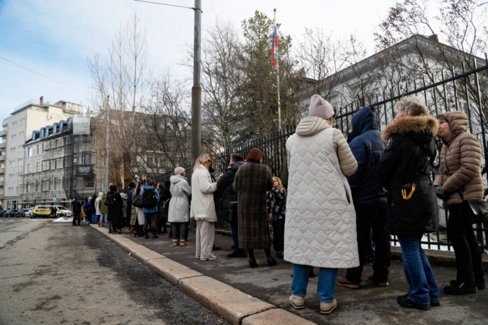 Russische Bürger in Norwegen warten darauf, ihre Stimme bei den russischen Präsidentschaftswahlen in Oslo abzugeben. Foto: epa/Frederik Ringnes Norwegen Out