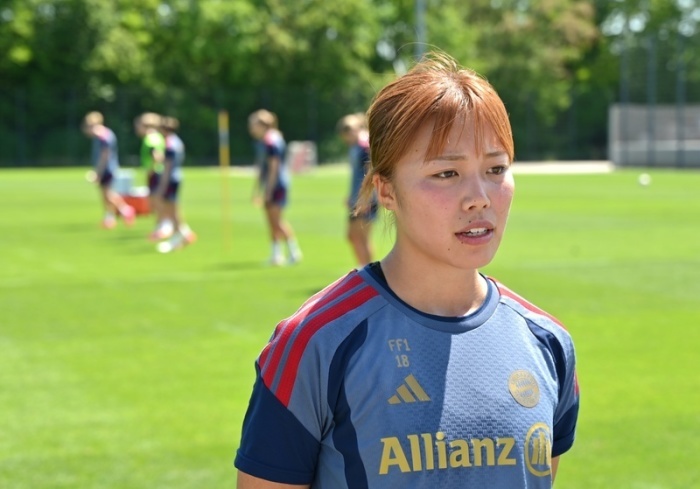 Frauen, Bundesliga, Trainingsauftakt FC Bayern München: Momoko Tanikawa gibt ein Interview. Foto: Florian Diettrich/dpa