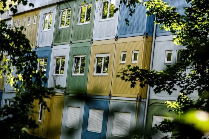 Containerunterkünfte für Geflüchtete in Berlin stehen für die anhaltende Debatte über Asyl und Migration in Deutschland. Foto: epa/Filip Singer