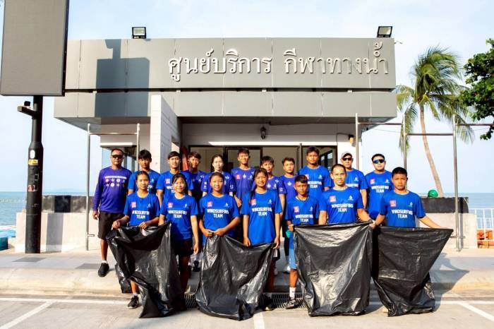 Jugendliche Windsurfer präsentieren nach der Sammelaktion gefüllte Müllsäcke vor dem Servicezentrum am Jomtien Beach. Bild: TMN.TV