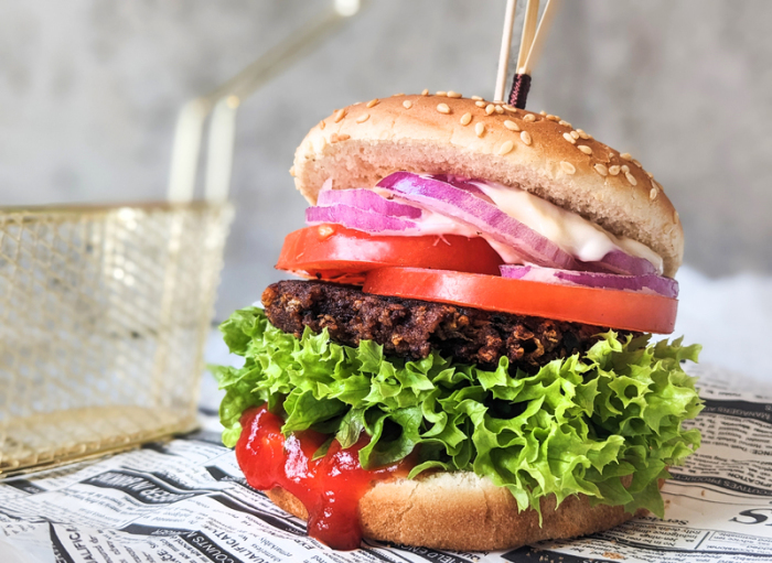 Illustration - Ein Patty aus Kidneybohnen auf einem Veggie-Burger. Foto: Doreen Hassek/Haupstadtkueche.blogspot.com/dpa-tmn