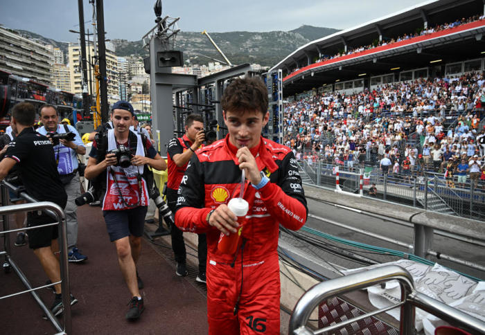 Monacos Formel-1-Pilot Charles Leclerc von der Scuderia Ferrari reagiert nach der Qualifikation zum Großen Preis von Monaco auf dem Circuit de Monaco in Monte Carlo. Foto: epa/Christian Bruna