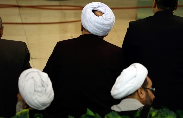 Geistliche aus dem Iran nehmen am Freitagsgebet in der Imam-Khomeini-Moschee in Teheran teil. Archivfoto epa/ABEDIN TAHERKENAREH