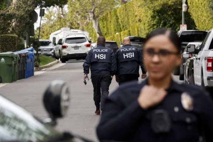 FBI-Ermittler durchsuchen das Haus von Sean 'Diddy' Combs in Los Angeles. Foto: epa/Caroline Brehman