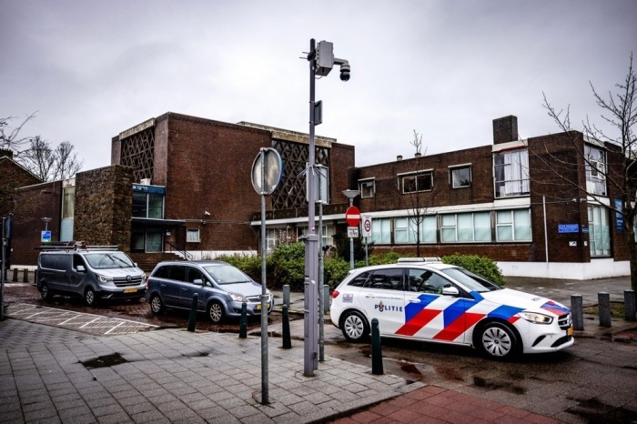 Polizeiwagen steht vor einer Synagoge in Rotterdam. Das Gebäude war Ziel eines Brandanschlags, die Ermittlungen der Behörden laufen. Foto: epa/Media Tv/anp
