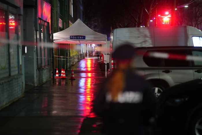 Ein Polizeit-Pavillion am Tatort. Drei Frauen sind am Freitagabend, 23. Februar 2024, in einem Bordell in Wien-Brigittenau tot aufgefunden worden. Foto: Georg Hochmuth/Apa/dpa