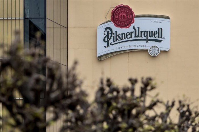 Blick auf das Logo der Brauerei Pilsner Urquell in Pilsen. Foto: epa/Martin Divisek
