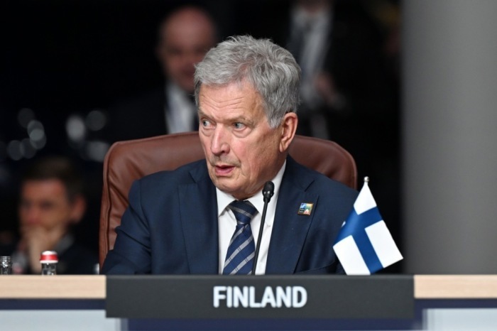 Der Präsident von Finnland, Sauli Niinisto, beobachtet das Treffen des Nordatlantikrats mit Schweden auf dem NATO-Gipfel in Vilnius. Foto: epa/Filip Singer