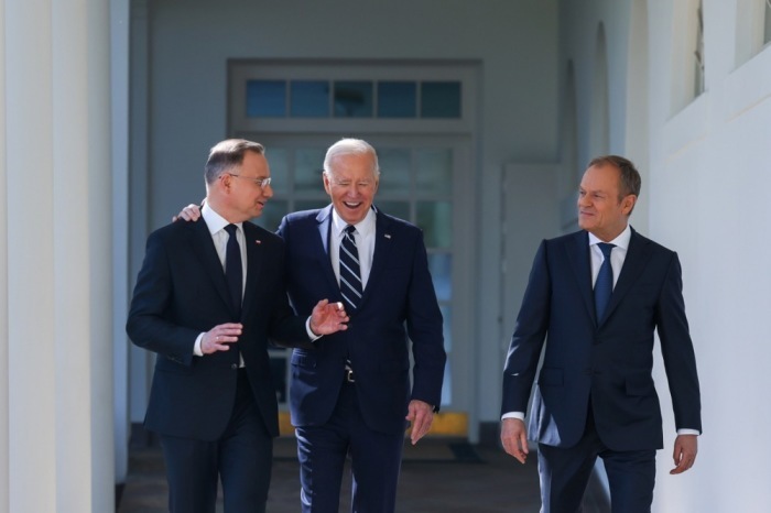 Der polnische Präsident Duda und Premierminister Tusk treffen sich mit Präsident Biden im Weißen Haus. Foto: epa/Jakub Szymczuk