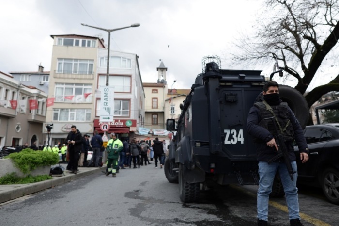 Türken halten Wache am Ort eines Anschlags auf die italienische Santa-Maria-Kirche in Istanbul. Foto: epa/Erdem Sahin