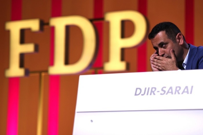 Der Generalsekretär der Freien Demokratischen Partei (FDP) Bijan Djir-Sarai telefoniert während des Parteitags der Freien Demokratischen Partei (FDP) in Berlin. Foto: epa/Clemens Bilan