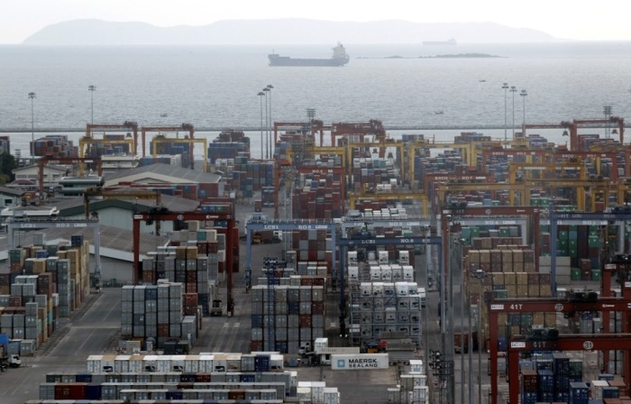 Container werden im Tiefseehafen Laem Chabang für den Export verladen. Die Ausfuhren legten im Mai um 10,6 Prozent zu. Foto: epa/Rungroj Yongrit