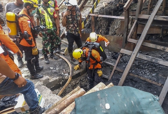 Nach einer Explosion in einem Kohlebergwerk in Sawahlunto, West-Sumatra, wurden mindestens neun Arbeiter getötet und zwei verletzt. Foto: epa/Basarnas Handout Handout Editorial Use Only
