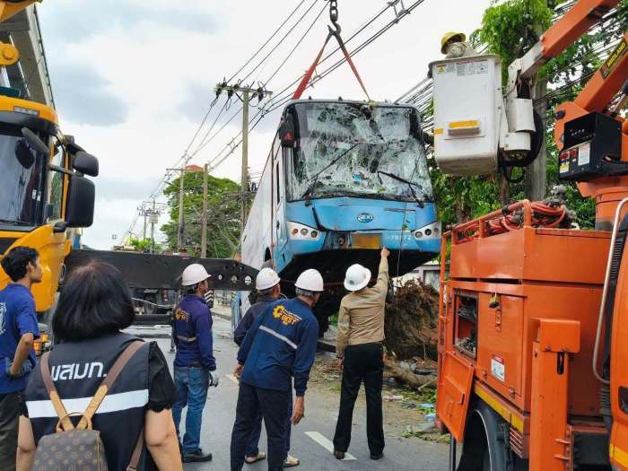 Ein Kran hebt den schwer beschädigten Linienbus nach dem Unfall auf der Lat Phrao Road zur Bergung an. Bild: JS100 Radio