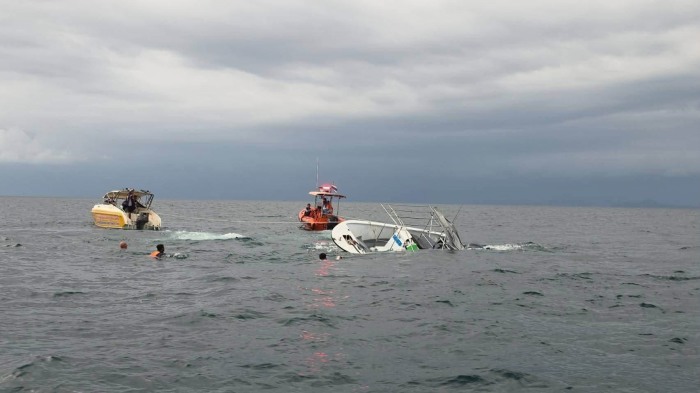 Das gekenterte Speedboot trieb nahe Koh Kram Noi im Meer, bis die Rettungskräfte eintrafen. Bild: TMN.TV