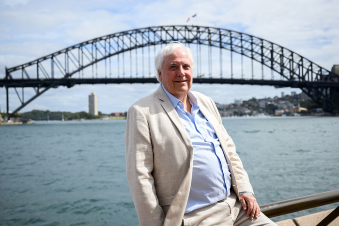 r Milliardär Clive Palmers posiert für ein Bild mit der Sydney Harbour Bridge im Hintergrund, nachdem er eine Ankündigung bezüglich der Titanic II gemacht hat. Foto: Bianca De Marchi/Aap/dpa