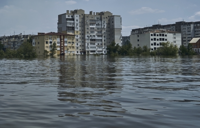 in überschwemmtes Stadtviertel in Cherson. Die Fluten eines zusammengebrochenen Staudamms stiegen in der Südukraine weiter an und zwangen Hunderte von Menschen zur Flucht aus ihren Häusern. Foto: LIBKOS/Ap/dpa