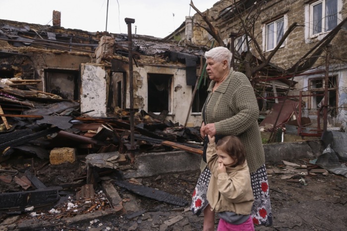 Menschen gehen an der Stelle eines russischen Raketenangriffs auf ein Wohngebiet in Odessa vorbei. Foto: epa/Igor Maslov