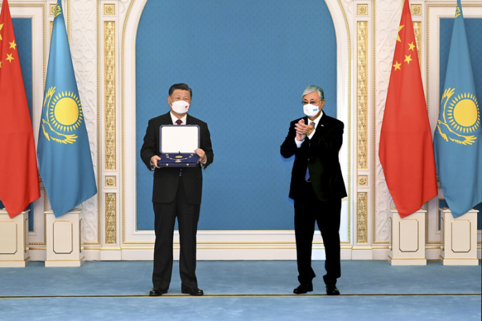 Xi Jinping, Präsident von China, von Kassym-Jomart Tokajew, Präsident von Kasachstan, den Orden des Goldenen Adlers oder 