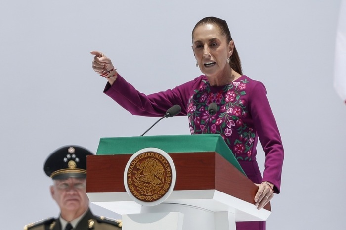 Claudia Sheinbaum spricht bei einer Veranstaltung zum zweiten Jahrestag ihres Wahlsiegs in Mexiko-Stadt. Foto: EPA/Isaac Esquivel