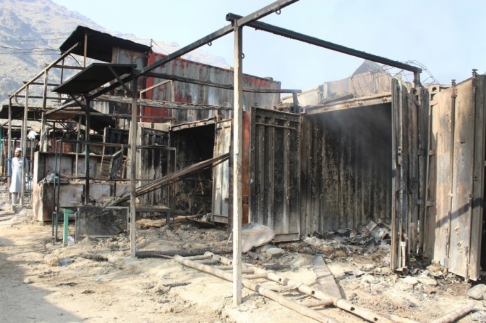 Menschen begutachten einen zerstörten Markt nahe der Grenze bei Torkham nach mutmaßlichen pakistanischen Luftangriffen. Foto: epa/Stringe