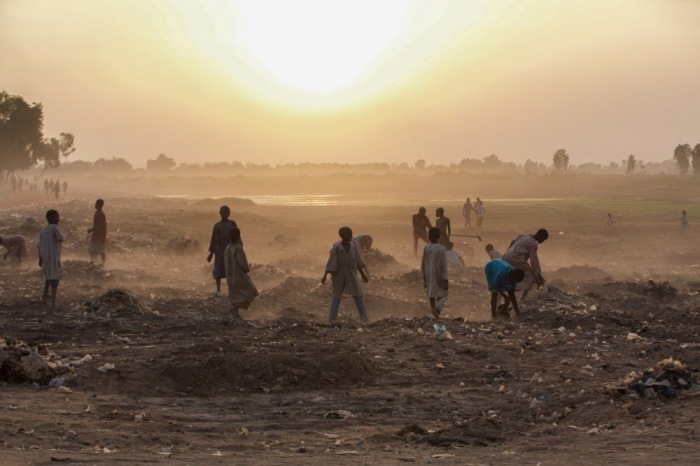 Bewohner reinigen ein Gelände von Abfällen in Sokoto im Nordwesten Nigerias. Die Stadt nahe der Grenze zu Niger zählt mehr als 400.000 Einwohner. Foto: EPA/Emmanuel Adegboye