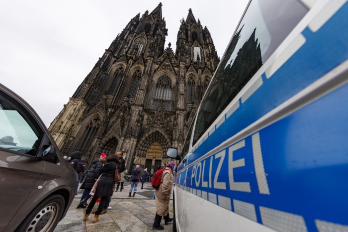 Ein Polizeifahrzeug ist am Kölner Dom zu sehen. Foto: EPA-EFE/Christopher Neundorf