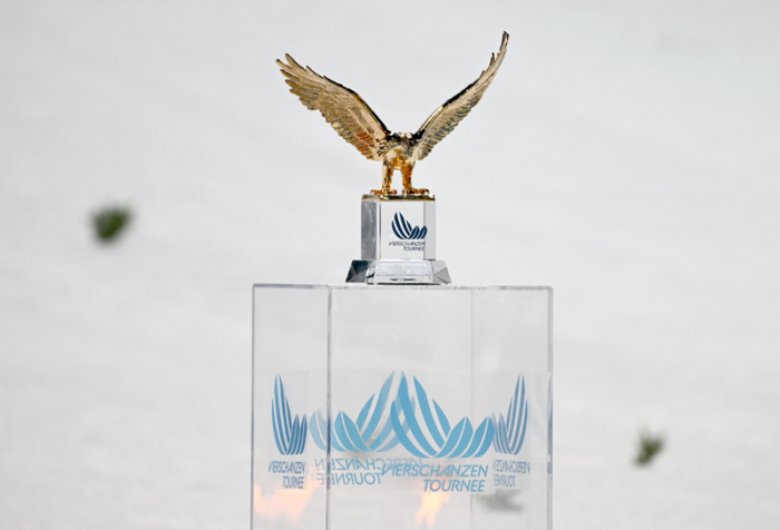Ski nordisch/Skispringen: Weltcup, Vierschanzentournee, Großschanze, Herren, 2. Durchgang. Der Pokal für den Gesamtsieger der Vierschanzentournee, ein goldener Adler.Foto: Angelika Warmuth/dpa