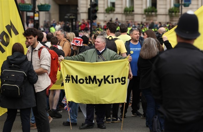 Eine Polizistin (R) beobachtet Mitglieder der Anti-Monarchie-Gruppe Republic, die am Tag der Krönung des britischen Königs Charles III. in London protestieren. Foto: epa/Cathal Mcnaughton
