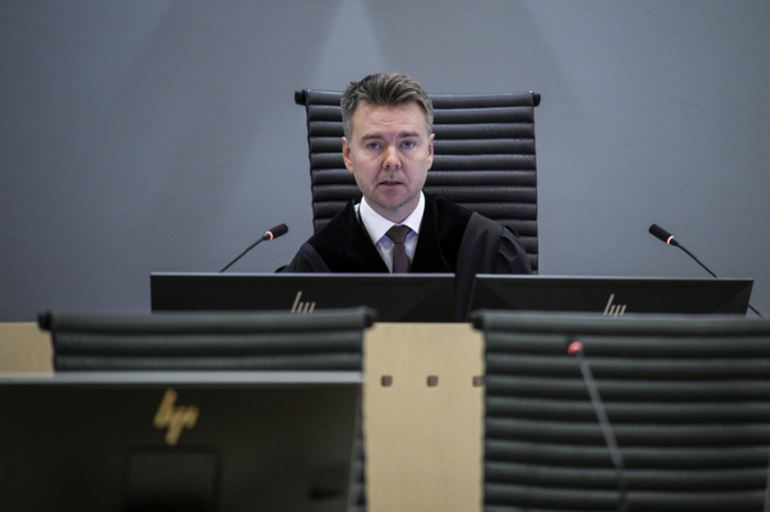 Richter Jon Sverdrup Efjestad verkündet in Oslo das Urteil gegen Marius Borg Høiby. Der Sohn der norwegischen Kronprinzessin wurde zu vier Jahren Haft verurteilt. Foto: Stian Lysberg Solum/Ntb/dpa
