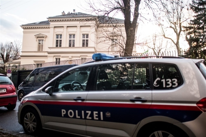 Ein Polizeiauto vor der Residenz in Wien. Foto: epa/Christian Bruna