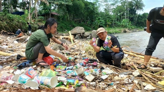 Aktivisten untersuchen in den Fluss Ciliwung gekippten Plastikmüll. Plastikmüll wird als Rohstoff zu Recyceln in ferne Länder verschifft, verschandelt dort aber oft die Umwelt. Foto: Ecoton/dpa
