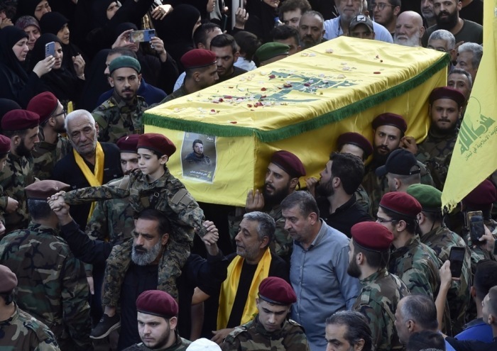 Fans der libanesischen militanten Gruppe Hisbollah und Angehörige nehmen an der Beerdigung des Hisbollah-Kämpfers Ali Rmeity teil. Foto: epa/Wael Hamzeh
