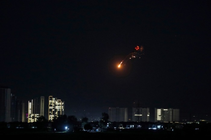 Sicherheitskräfte und Luftabwehrsysteme fangen eine Drohne in der Nähe des US-Konsulats und des internationalen Flughafens von Erbil ab. Foto: epa/Gailan Haji